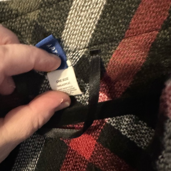 Super cuter trendy Plaid Poncho warm. So cute over any outfit! - Picture 6 of 11